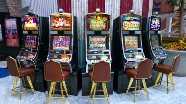 istana1 mobile app showing slot games and live casino dashboard